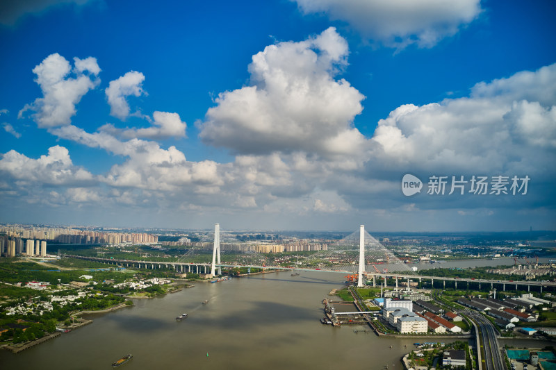 横跨黄浦江的大桥