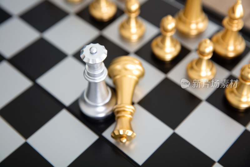 国际象棋棋盘上双方的皇后棋子在对决