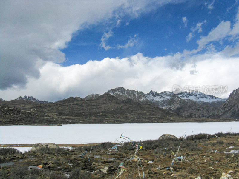 318川藏公路边的海子山与积雪湖泊