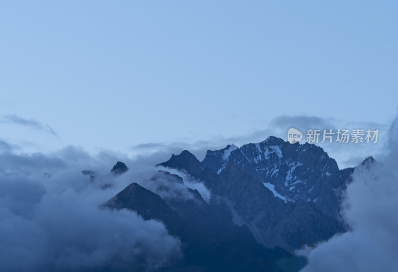 云南丽江傍晚-长焦拍摄云雾中的玉龙雪山