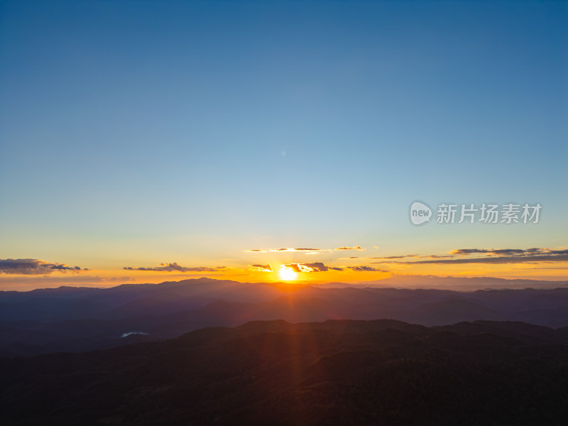 航拍山间日落的壮丽景色