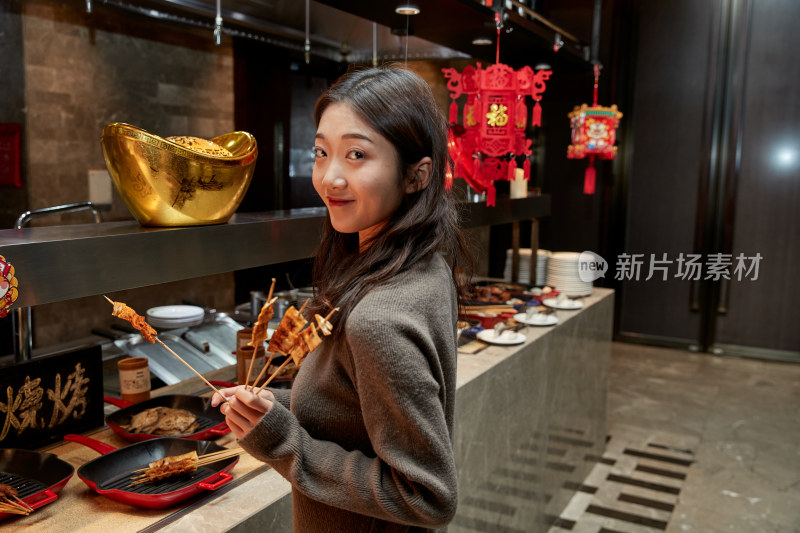 在酒店自助餐厅大吃特吃的亚洲可爱闺蜜少女