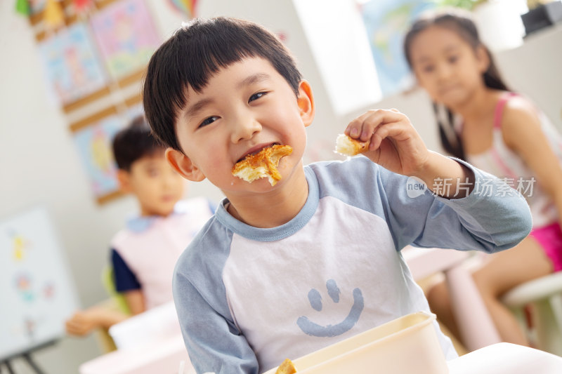 幼儿园小朋友用餐