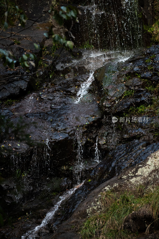 山间自然瀑布岩石景观