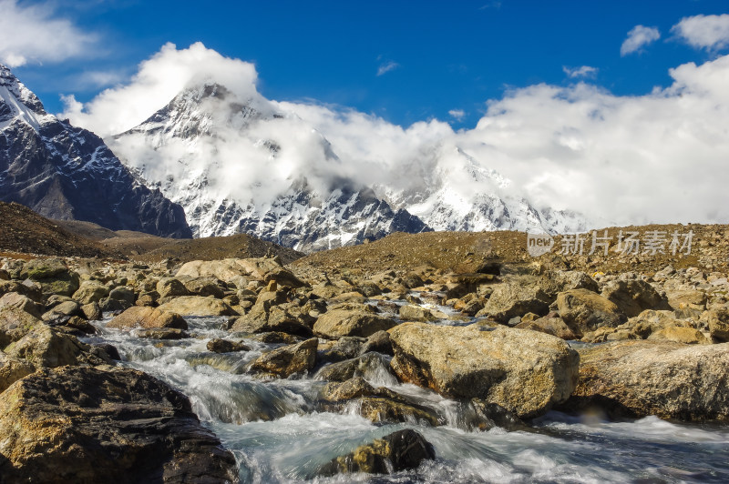 雪山河谷自然风景