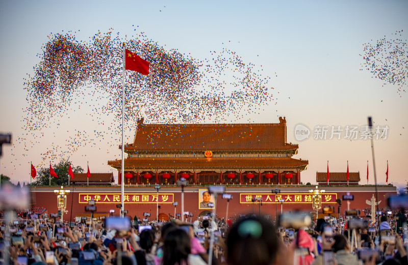 天安门广场前聚集大量人群观看升国旗的场景