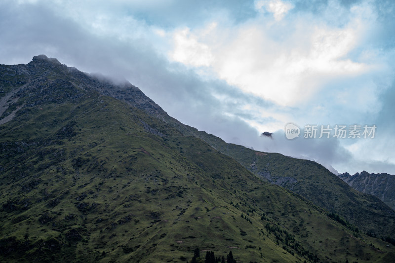 四川阿坝藏族羌族自治州四姑娘雪山风貌