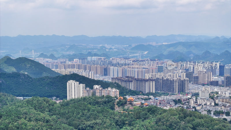 贵州兴义市  山谷中的高层住宅群