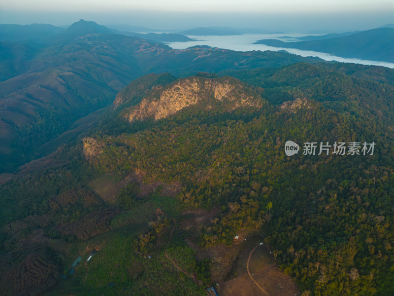 航拍山峦云海