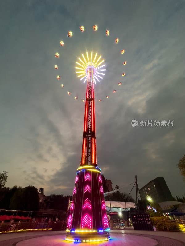 游乐园的高空秋千夜景