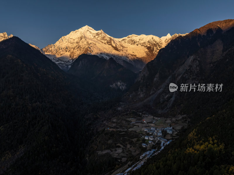 云南香格里拉雨崩村梅里雪山秋色高空航拍