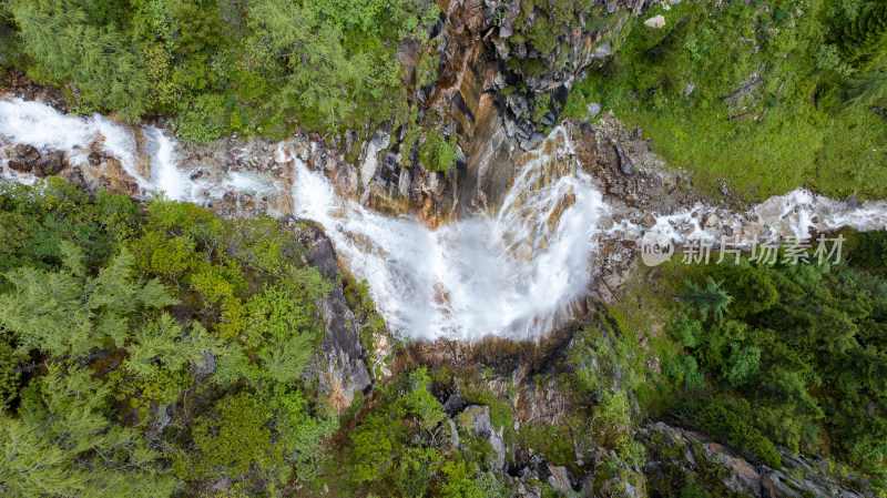 四川阿坝理县毕棚沟景区的高山瀑布