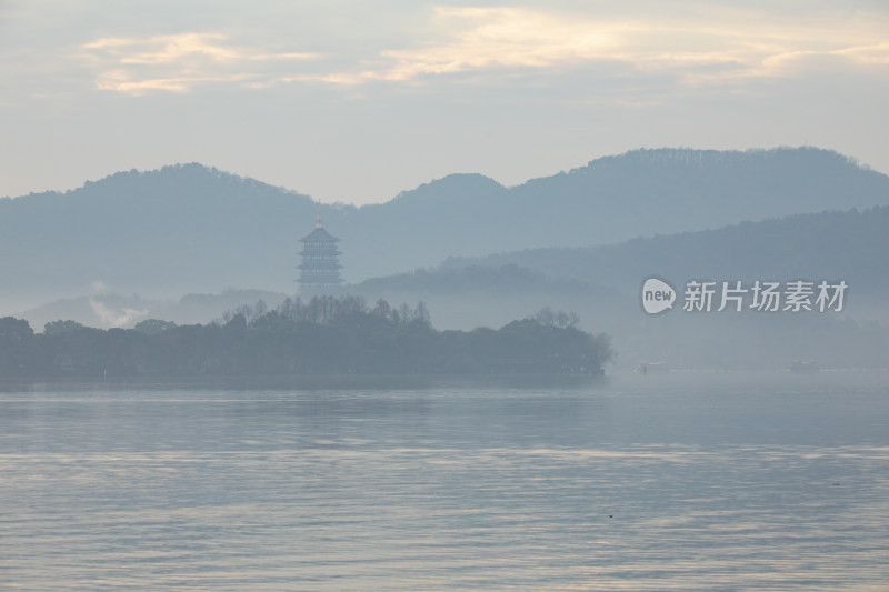 晨雾中的杭州西湖雷峰塔风光