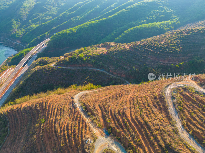 峡谷公路桥梁航拍