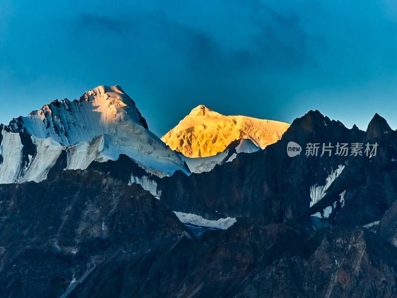 绝美的日照金山