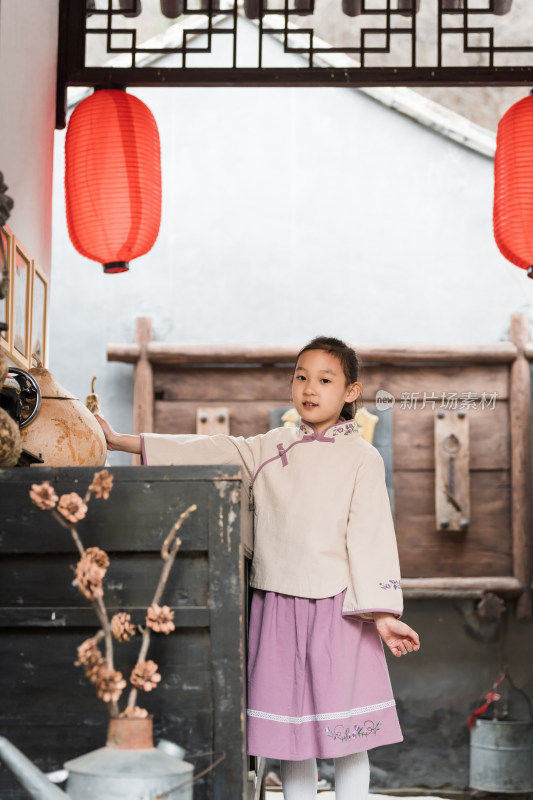 穿中国传统服饰走在中式庭院的女孩