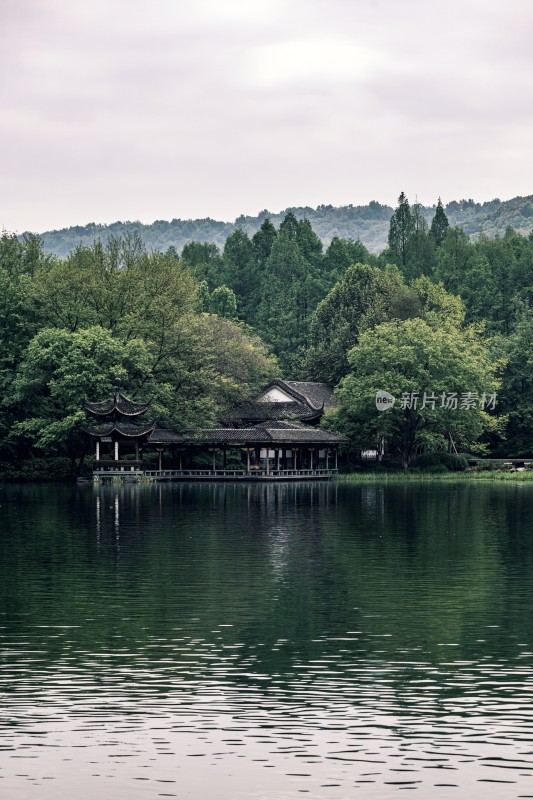 西湖浴鹄湾湖边中式古建筑与自然风光