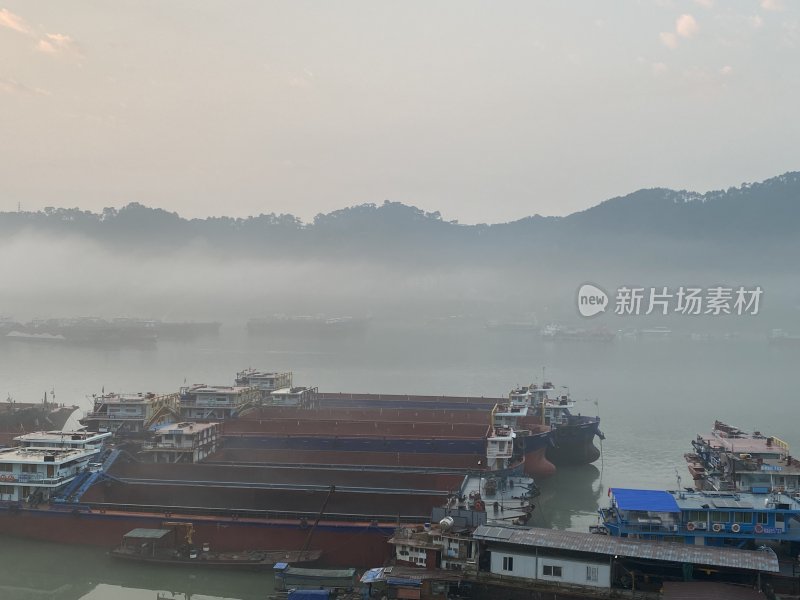 广西梧州西江江面上的云海船只