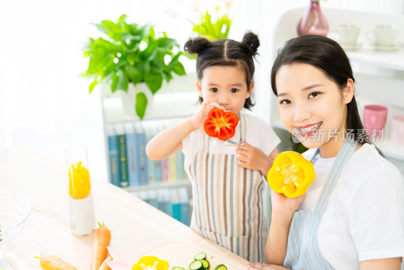 妈妈和女儿一起做饭