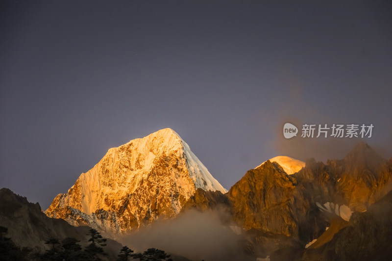 雪山日照金山自然风景