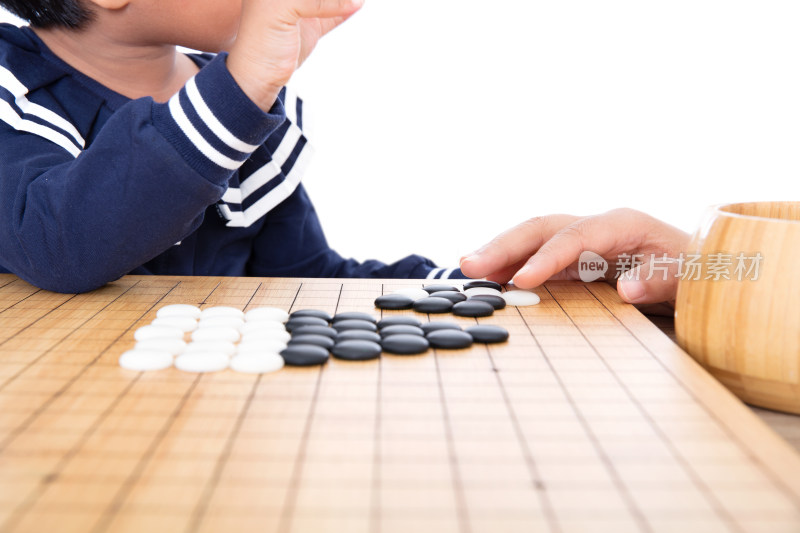 小孩子在棋盘前练习下围棋