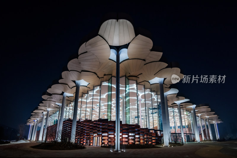 北京城市图书馆外立面亮灯夜景