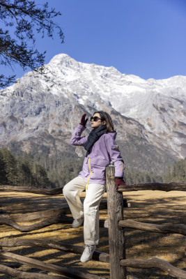 美女在云南丽江玉龙雪山云杉坪旅行