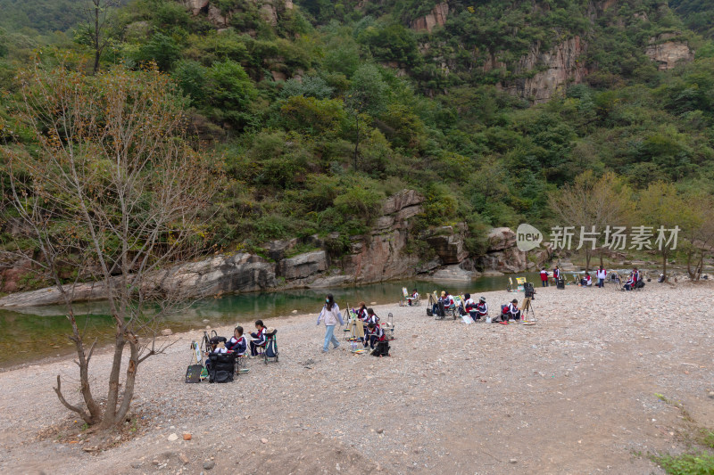 太行山峡谷河边写生的学生们02