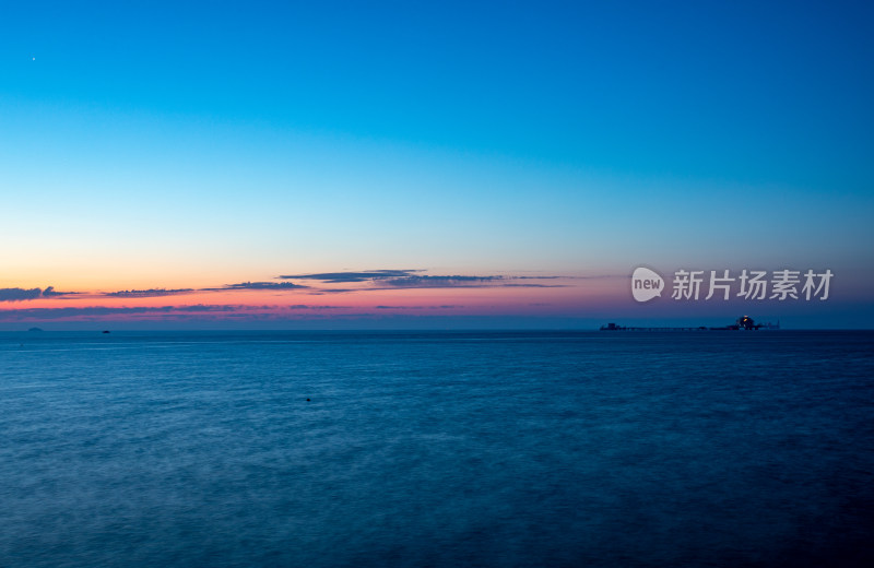 山东烟台东山栈桥海上日出前的朝霞景观