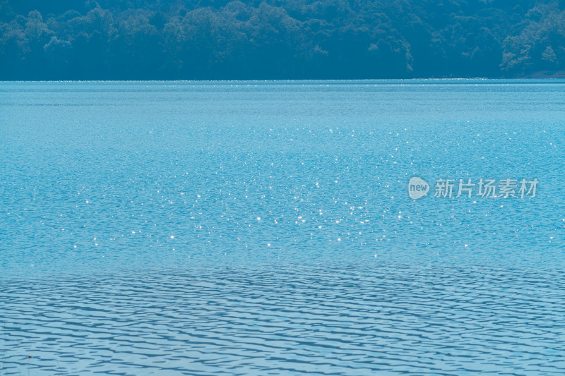 水波荡漾的蓝色湖面