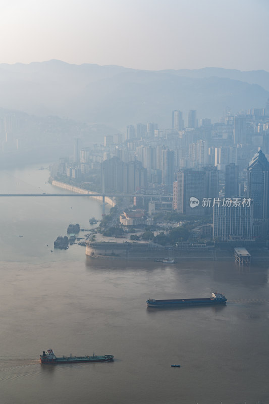 长焦视角下的重庆涪陵城市建筑与长江货轮