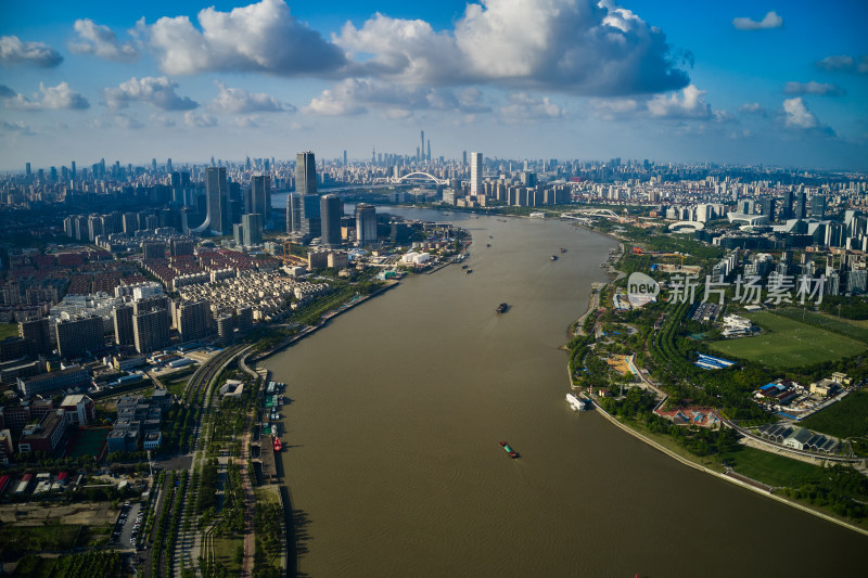 贯穿上海的黄浦江