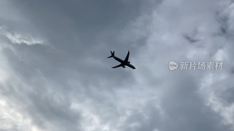 天空中飞行的民航飞机