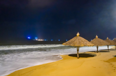 越南芽庄海岸沙滩草伞夜景灯光