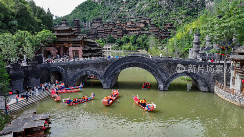 游客旅游贵州兴义峰林布依观赏山水吊脚楼