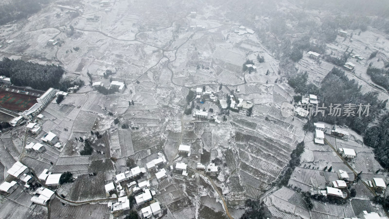 农村村庄里的大雪寒潮天气