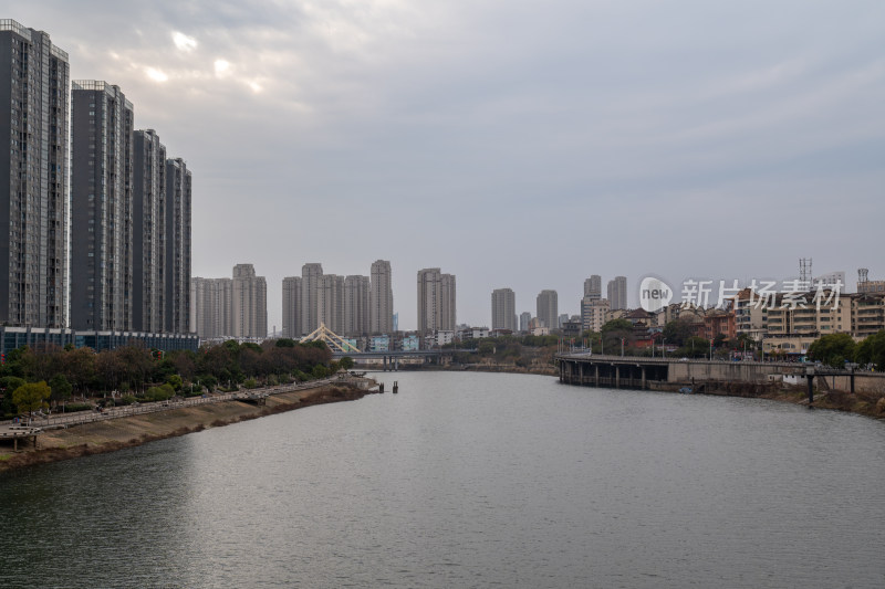 河岸两旁高楼的宁静景象