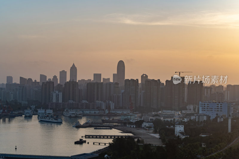 海南海口CBD滨海城市暮色的城市天际线