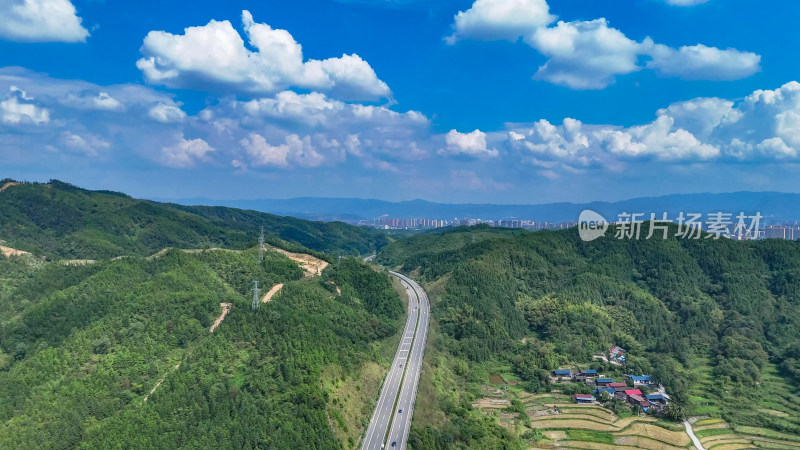 大山中的高速公路 航拍图