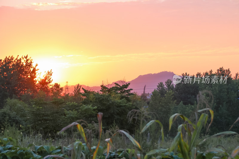 晨曦中的山峦和田野