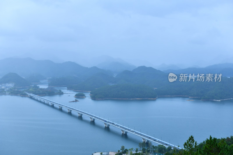 天屿山顶俯视千岛湖大桥，千岛湖自然风光