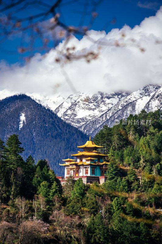 西藏雪山寺庙