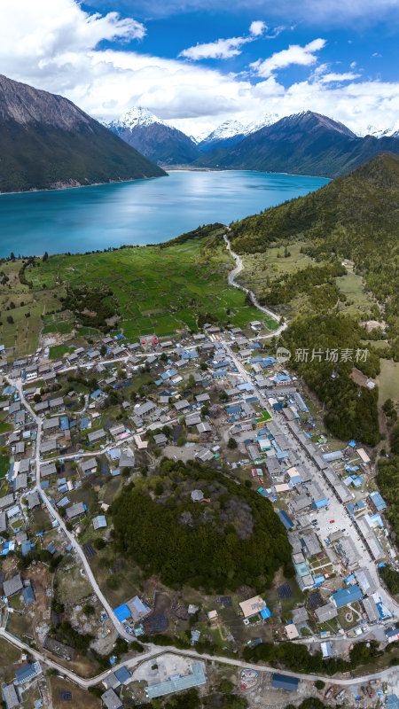 西藏林芝地区巴松错村庄神湖春色高空航拍