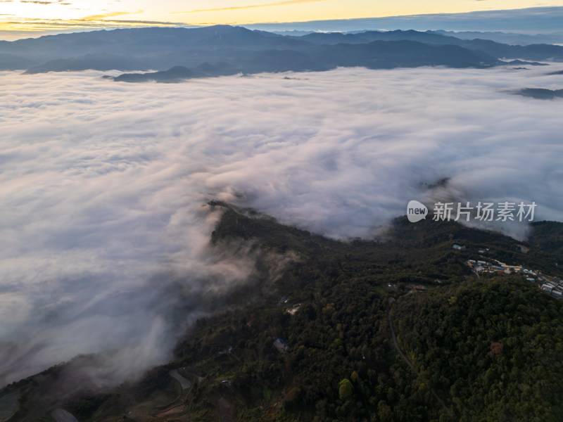 云海中的山峦航拍壮丽自然景观