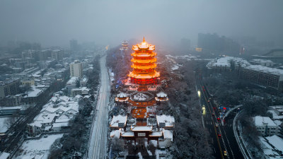 雪后全景俯瞰古色古香的黄鹤楼