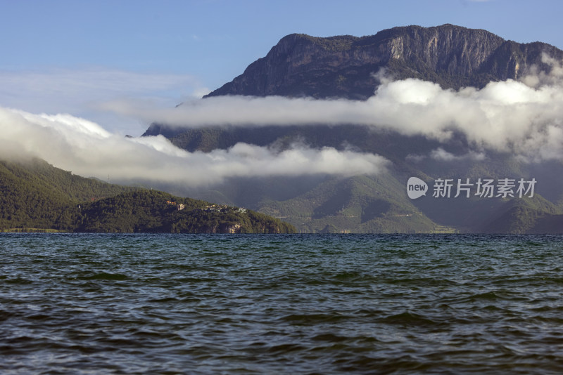 泸沽湖航拍湖心小岛与远山云海