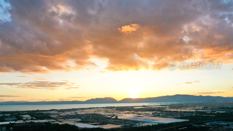 城市天际线下的夕阳余晖