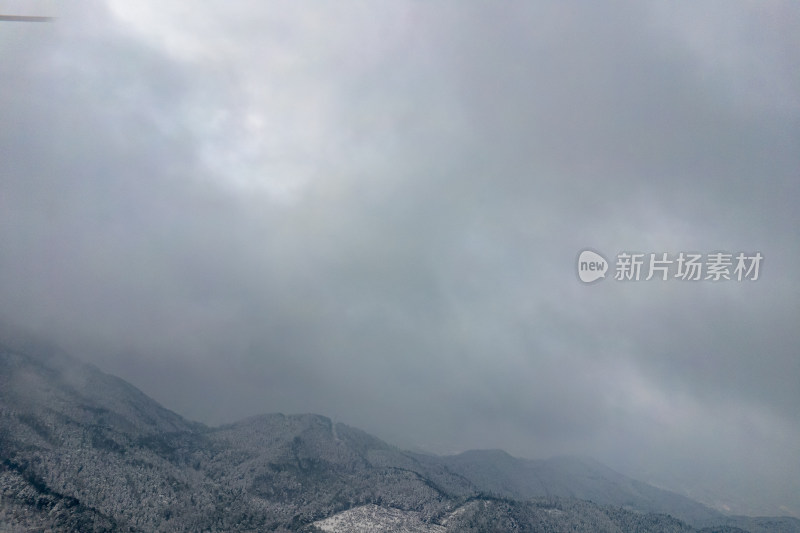 蓝天白云丘陵山川雪景航拍图