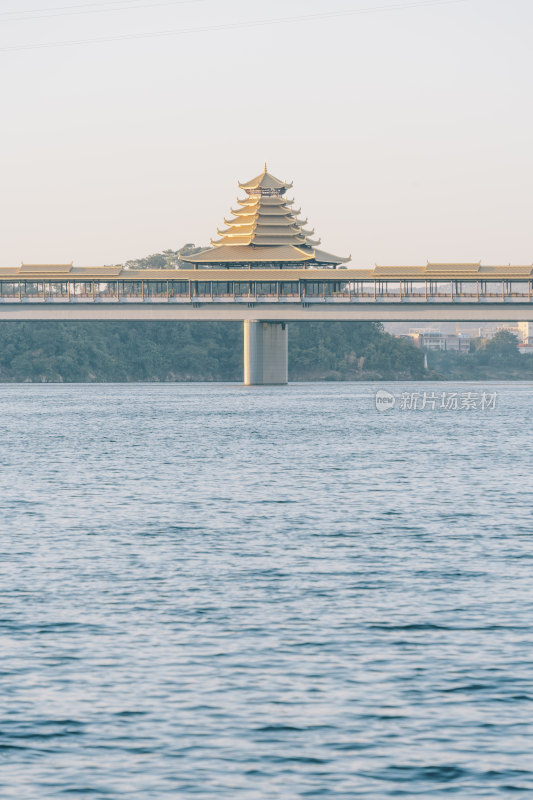 广西柳州凤凰岭大桥与柳江水面