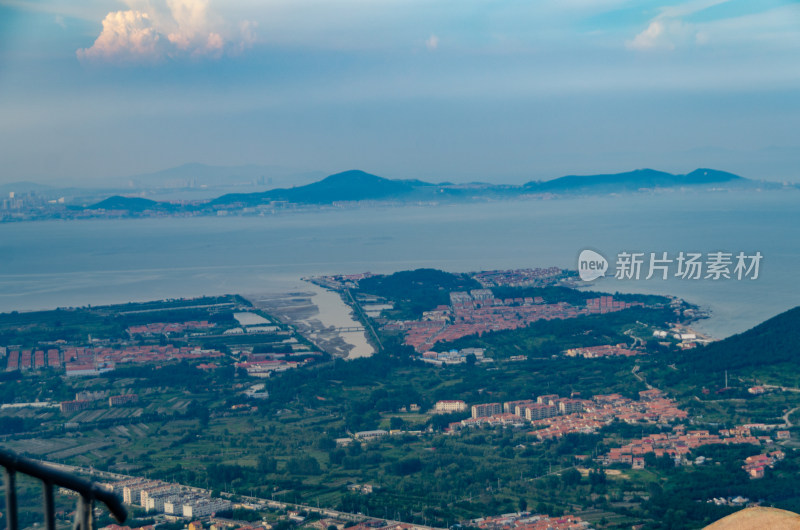 青岛崂山仰口景区登高远望的海滨村落